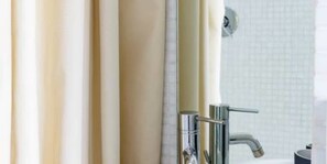 Apartment, 2 Schlafzimmer | Badezimmer | Badewanne und Dusche (separat), Komfortbadewanne, Regendusche