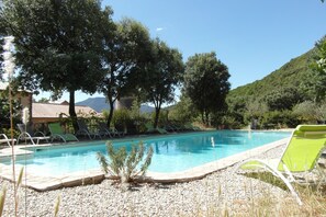 3 piscines extérieures, chaises longues