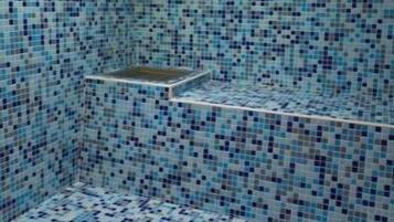 Un sauna, una bañera de hidromasaje, baño turco