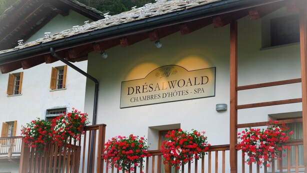A hotel sign with the name 'Dresalwald' and the text 'Chambres d'hotes - Spa'. - Dresalwoald (Gressoney-Saint-Jean)