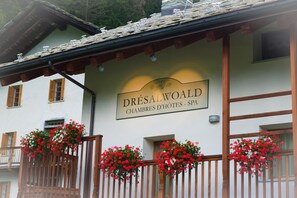 Ein Hotelzeichen mit dem Namen 'Dresalwald' und dem Text 'Chambres d'hotes - Spa'.