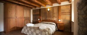 In-room safe, desk, soundproofing, free WiFi