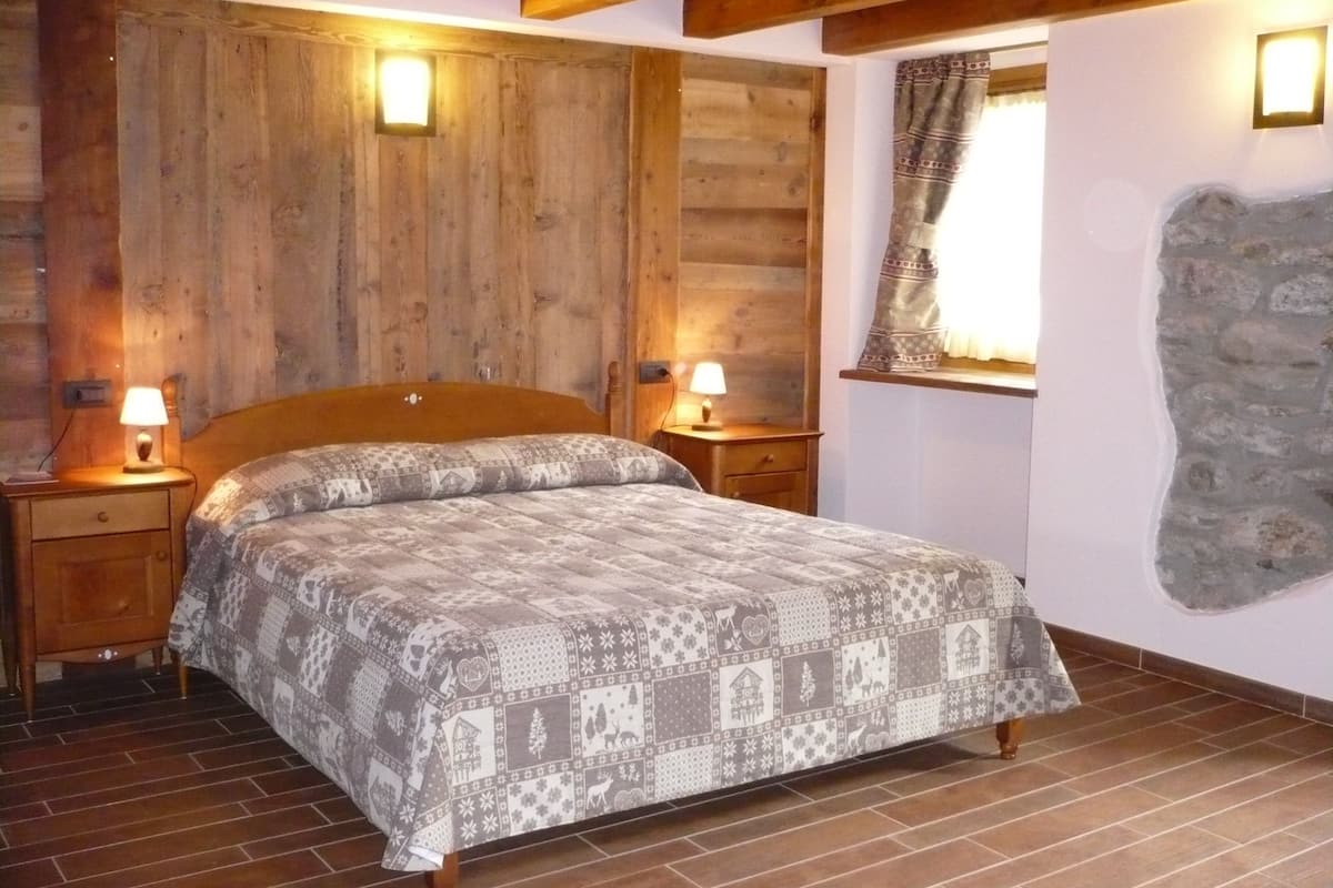 Habitación estándar doble, vistas a la montaña | Caja fuerte, escritorio, sistema de insonorización y wifi gratis