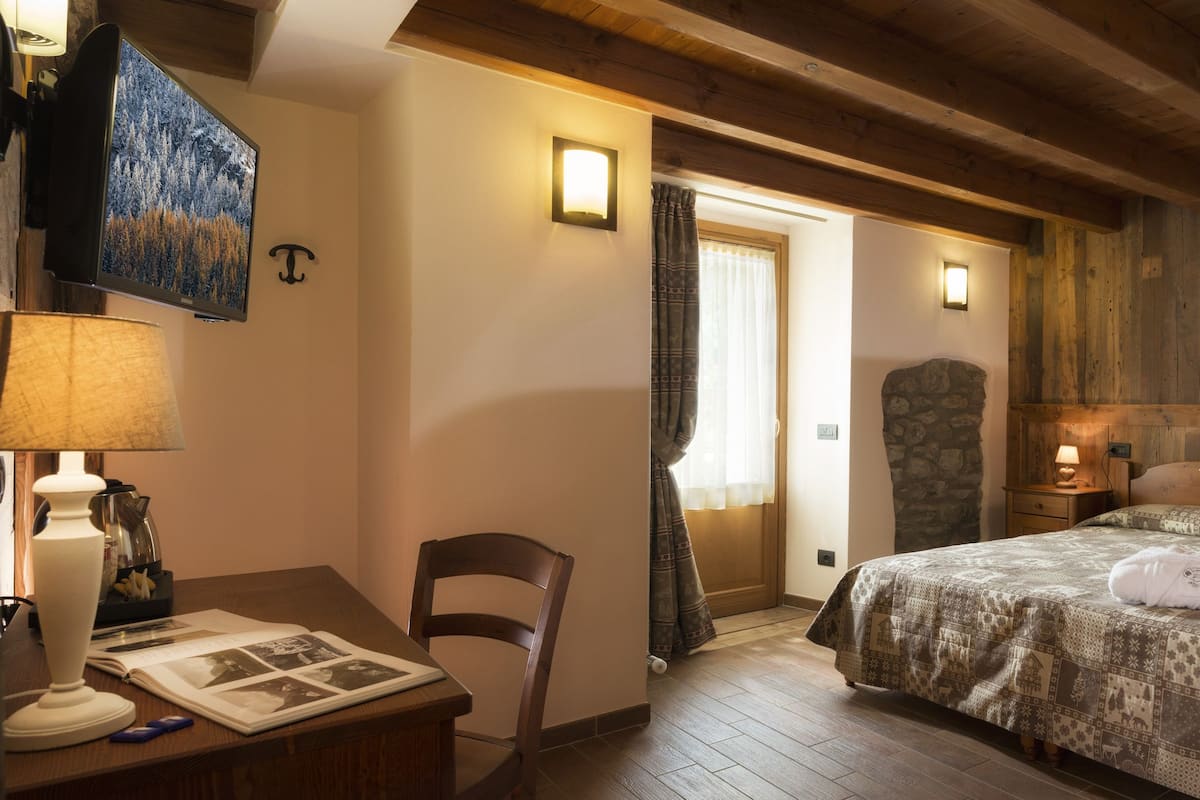 Habitación doble superior, vistas a la montaña | Caja fuerte, escritorio, sistema de insonorización y wifi gratis