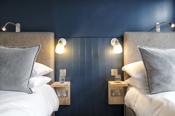 Kahden hengen classic-huone (kaksi sänkyä) | Egyptinpuuvillaiset lakanat, ylelliset vuodevaatteet, työpöytä