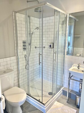 Bruser, hårtørrer, håndklæder