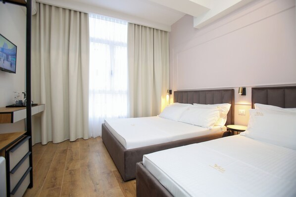 Chambre triple Confort, vue sur le jardin | 1 chambre, literie de qualité, minibar, système d’insonorisation