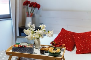 Camera con letto matrimoniale o 2 letti singoli, bagno privato | Biancheria da letto di alta qualità, una scrivania, tende oscuranti