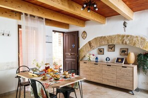 Desayuno completo gratuito y diario