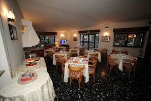 Daily cooked-to-order breakfast (EUR 5 per person)
