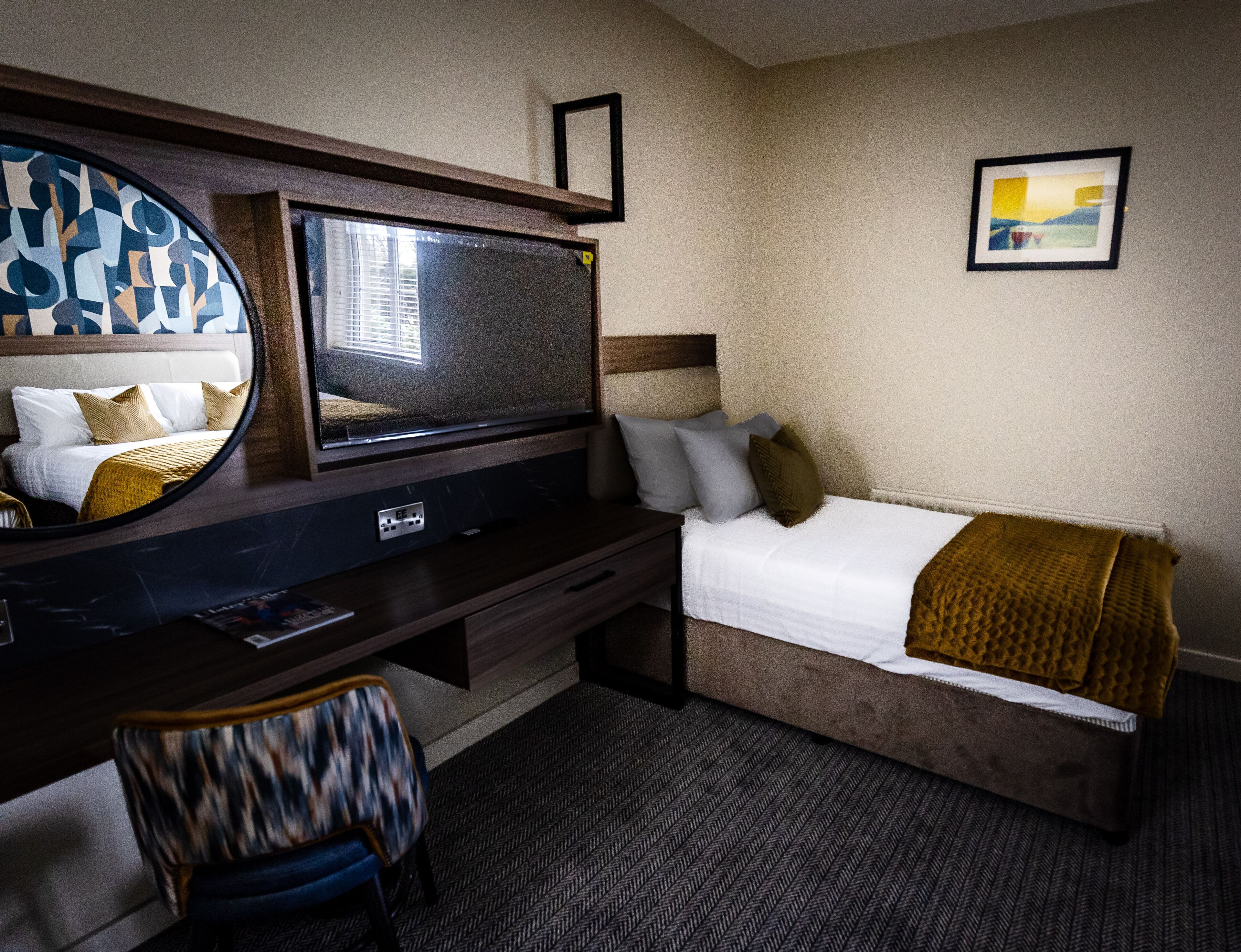 triple room | individually decorated, individually furnished, desk, iron/ironing board