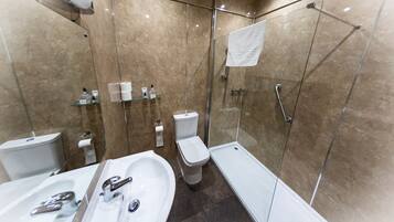 Perlengkapan mandi gratis, pengering rambut,  dan handuk