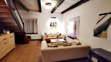 Deluxe Studio Suite, 1 Double Bed, Non Smoking | Free WiFi, bed sheets