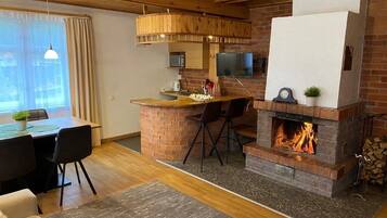 Family Cottage, Non Smoking, Lake View | Living area