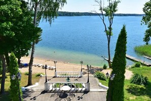 Eine Terrassenausrichtung am Seeufer mit Sitzgelegenheiten und Seeblick.