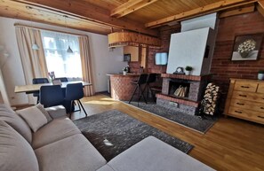 Family Cottage, Non Smoking, Lake View | Living area