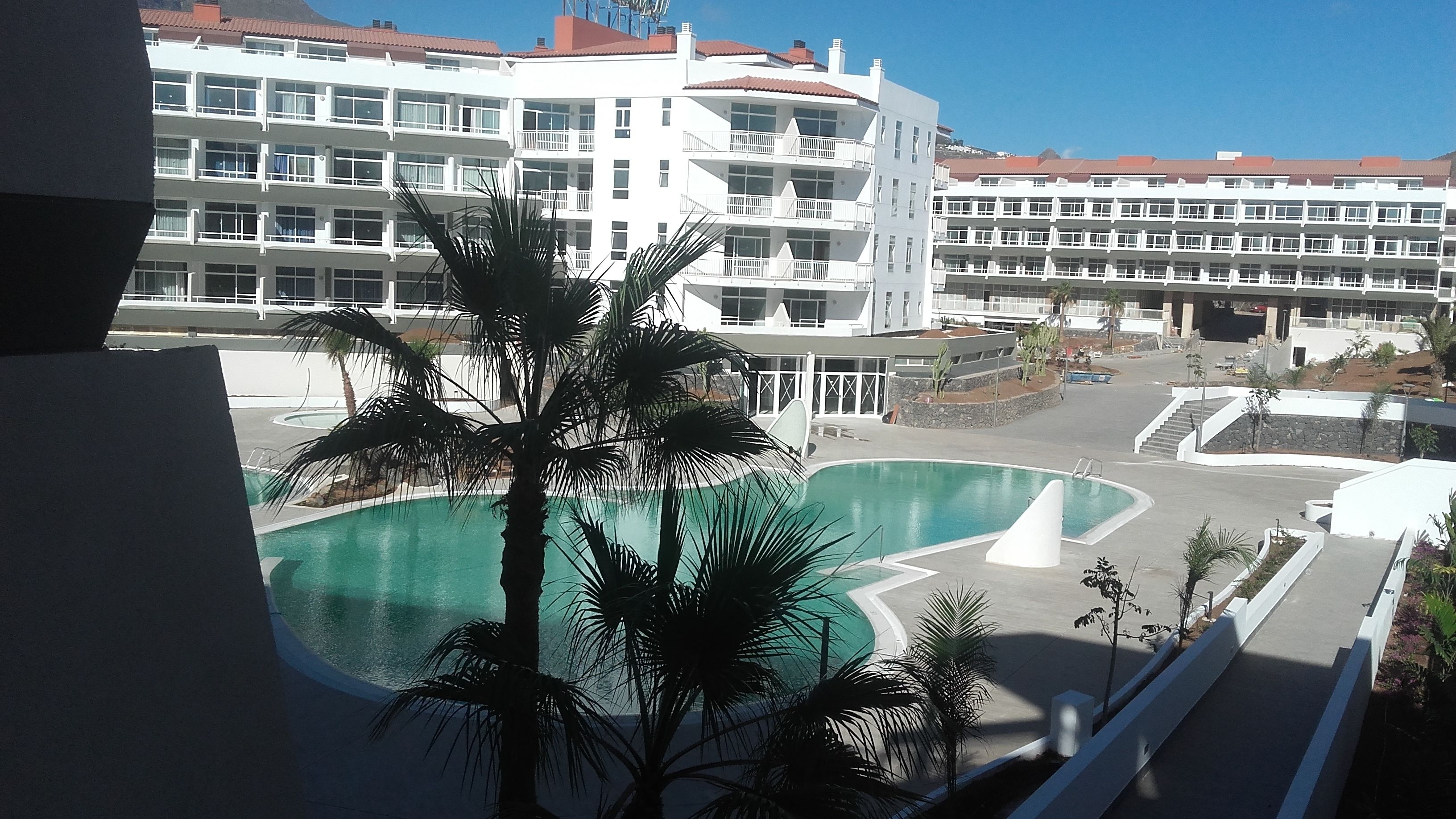 3 piscinas al aire libre (de 10:00 a 18:30), sombrillas, tumbonas