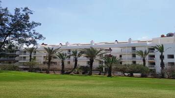 Ein mehrstöckiges Hotel mit flachem Dach und Balkonen.