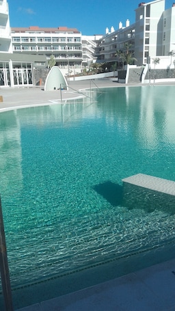 3 piscinas al aire libre, sombrillas, sillones reclinables de piscina