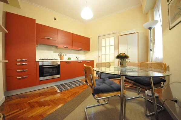 Apartment, 1 Schlafzimmer | Essbereich im Zimmer