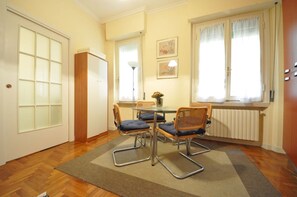 Apartament, 1 dormitori | Zona de menjador de l'habitació