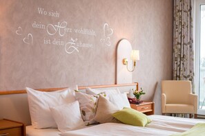 Cribs/infant beds, rollaway beds, free WiFi, bed sheets - Waldhotel Wiesemann (Waldeck)