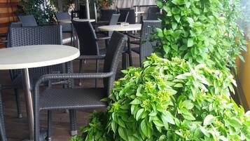 Daily cooked-to-order breakfast (EUR 11.50 per person)