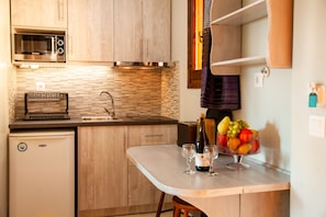Appartement, 2 chambres | Coin cuisine privé | Réfrigérateur, micro-ondes, plaque de cuisson, cafetiÚre/bouilloire