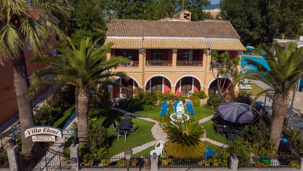 Villa Elena dispose d’une cour avec coin salon extérieur, d’une piscine et d’une végétation luxuriante.
