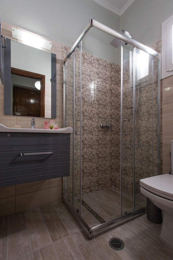 A bathroom with a shower, sink, and toilet. - Villa Eleni Apartments (Corfu)