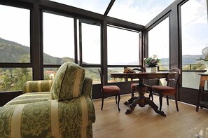 Villa, 3 chambres | Coin séjour | Télévision, cheminée