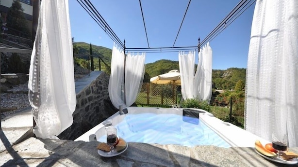 Outdoor spa tub - Villa Le Rondini (San Godenzo)