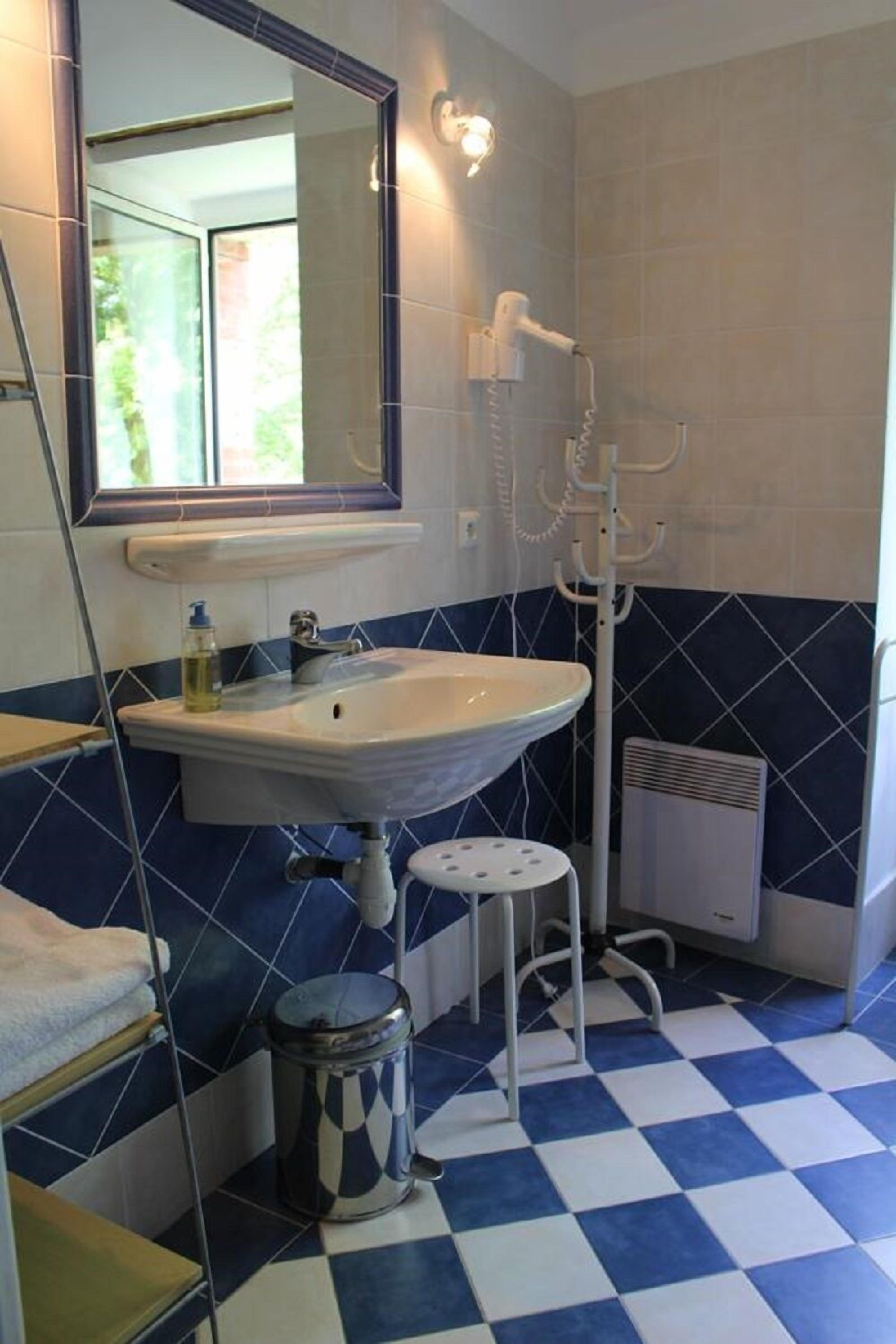 Ein Badezimmer mit Waschbecken, Spiegel und Dusche.