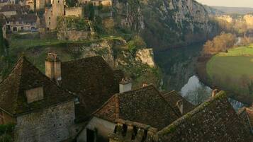 Un pueblo histórico con arquitectura medieval, que incluye una torre destacada y murallas fortificadas.