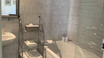 Standaard kamer, uitzicht op tuin | Badkamer | Een diep bad, een regendouche, handdoeken, zeep