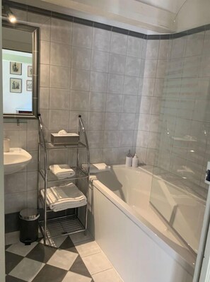Standard Room, Garden View | Bathroom | Deep-soaking bathtub, rainfall showerhead, towels, soap - Maison d'hôtes Redon (Tour-de-Faure)