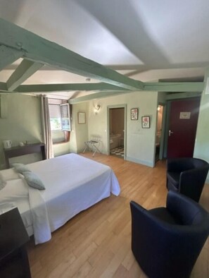 Room, Garden View | Free WiFi, bed sheets - Maison d'hôtes Redon (Tour-de-Faure)