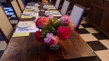 Desayuno completo gratuito y diario