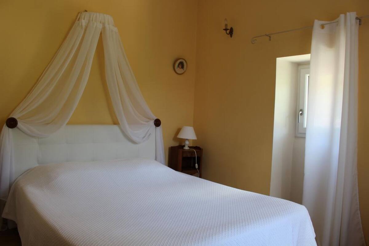 WiFi (free), bed sheets