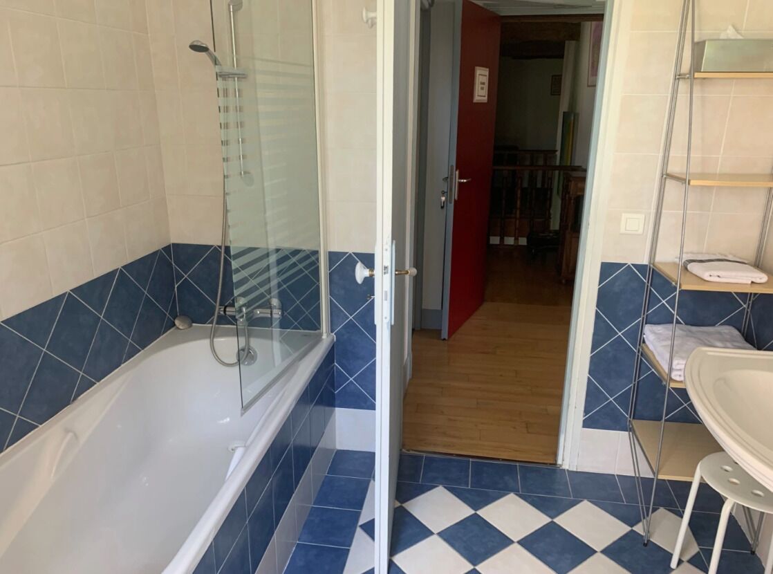 Un bany amb banyera, dutxa i un lavabo.