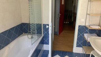Un bany amb banyera, dutxa i un lavabo.