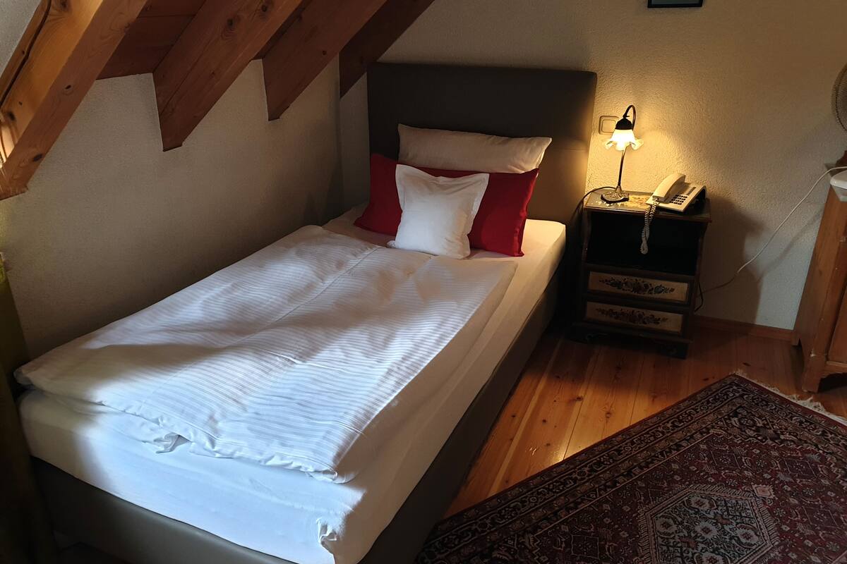 Standard Single Room | Dilengkapkan perabot secara berasingan, meja, katil bayi/kot (percuma)
