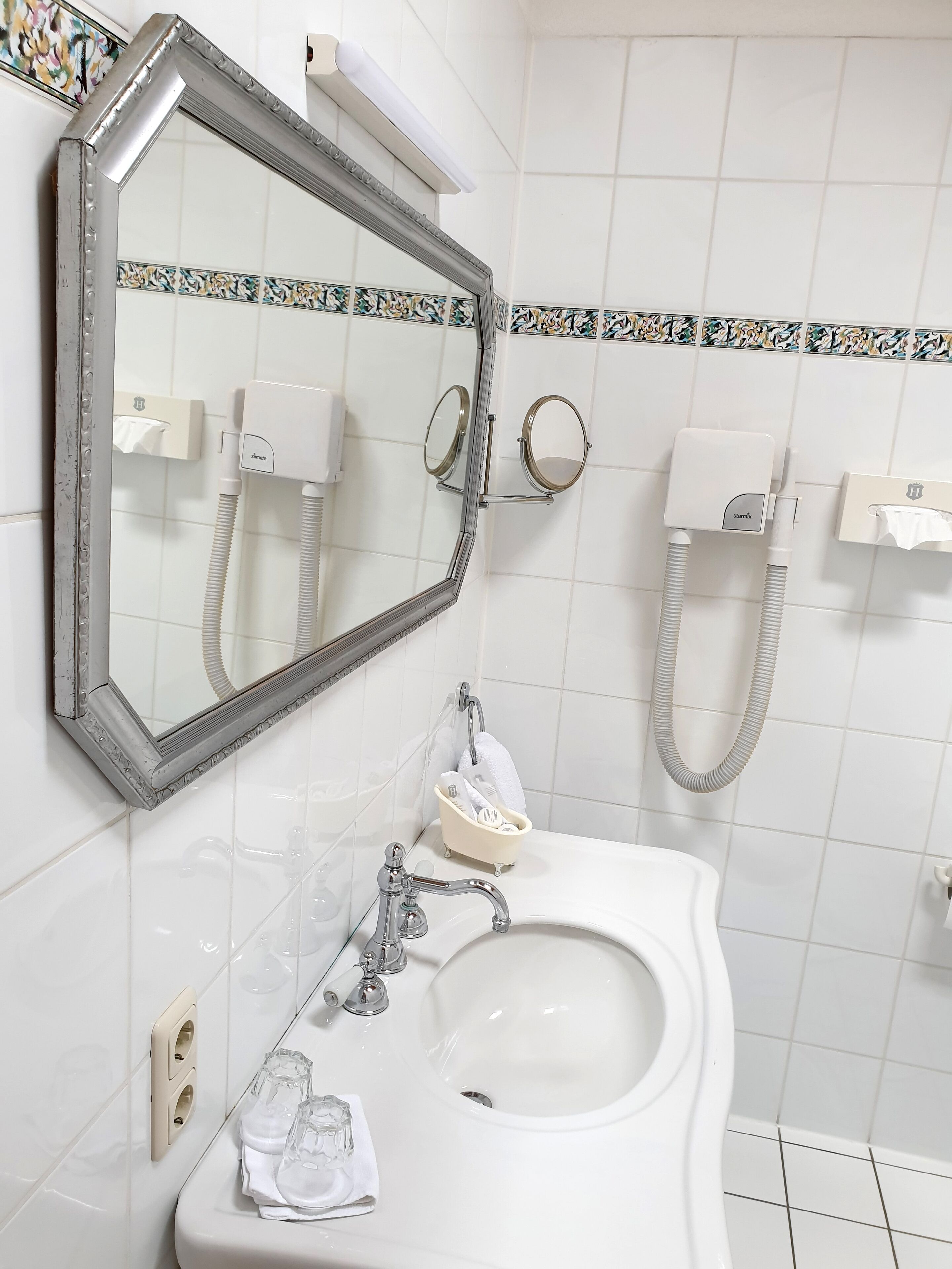double room, bathtub | bathroom | free toiletries, hair dryer, towels