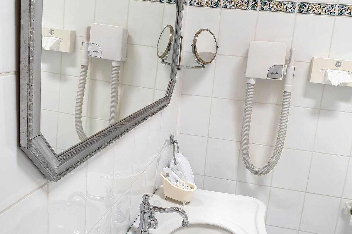 double room, bathtub | bathroom | free toiletries, hair dryer, towels