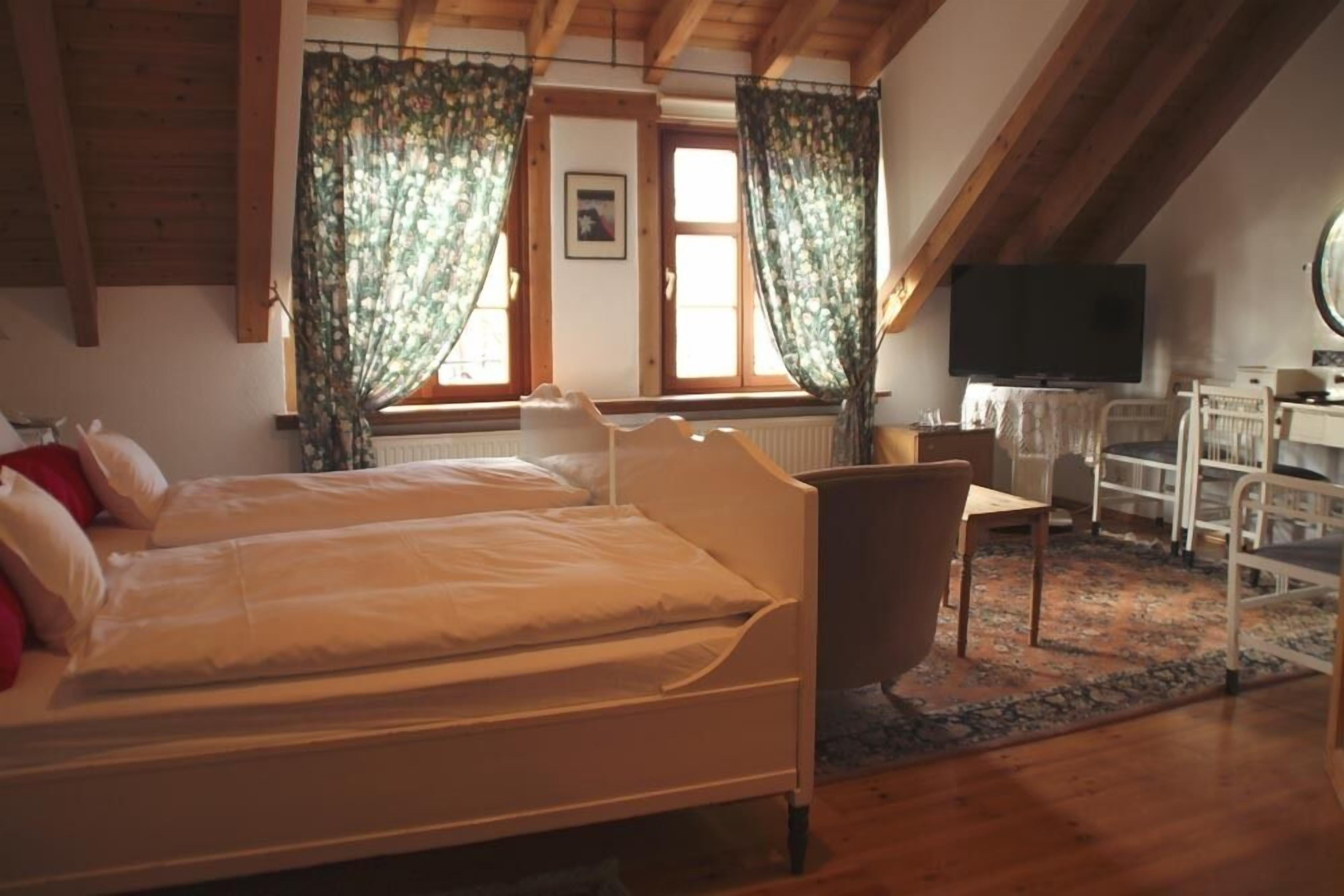 double room, bathtub | individually furnished, desk, free cots/infant beds, free wifi