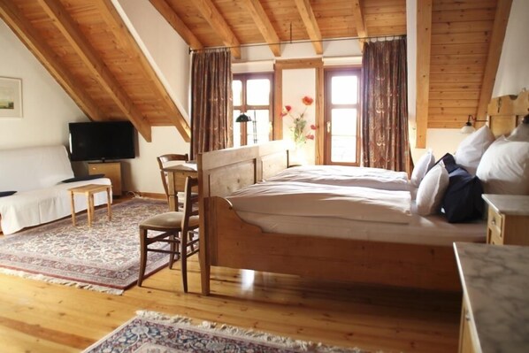 Double Room, Bathtub | Individually furnished, desk, free cribs/infant beds, free WiFi - CB Hotel Becker (Nieder-Olm)