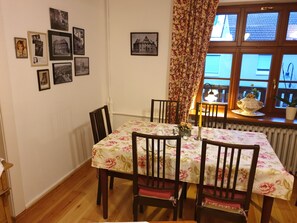 Café da manhã com buffet grátis todos os dias