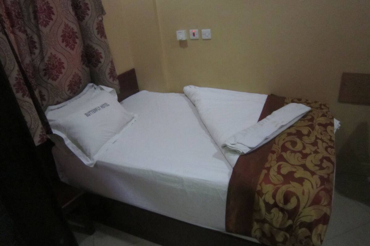 Single Room | Minibar, desk, blackout drapes, WiFi (free)