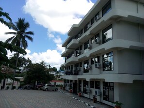 Fachada de la propiedad por la tarde o noche