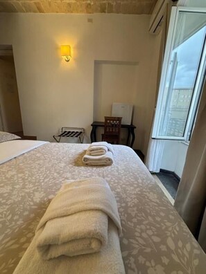 Queen Double Room | Meja kerja, tirai kedap cahaya, kedap suara, dan Wi-Fi gratis